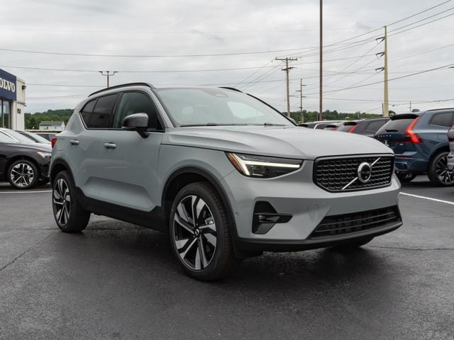 2026 Volvo XC40 B5 Plus Dark AWD's photo