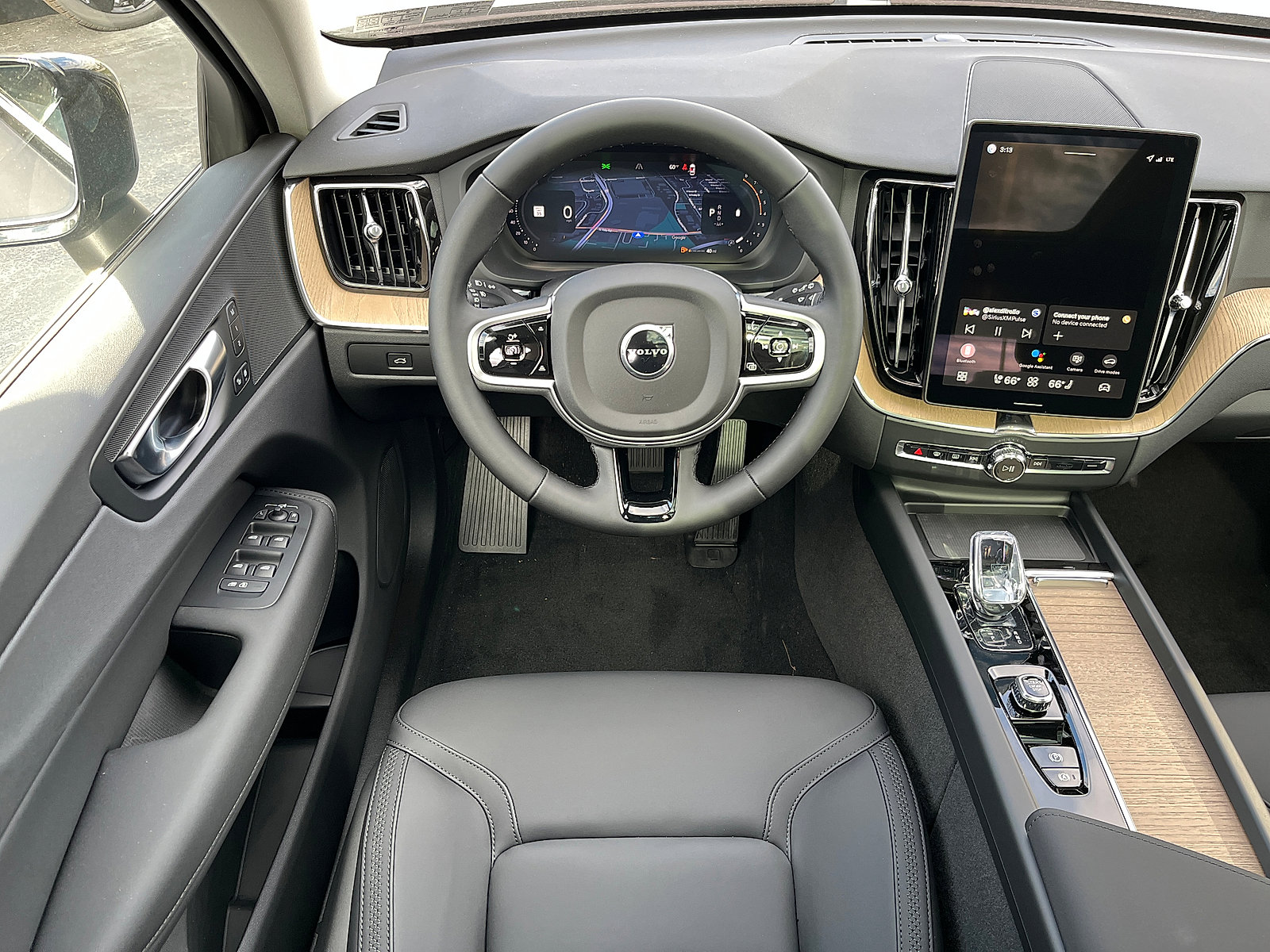 2026 Volvo XC60 Plus - Photo 9