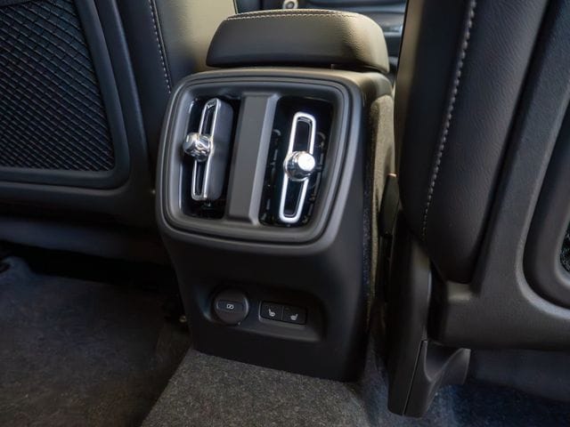 2026 Volvo XC40 Plus - Photo 7
