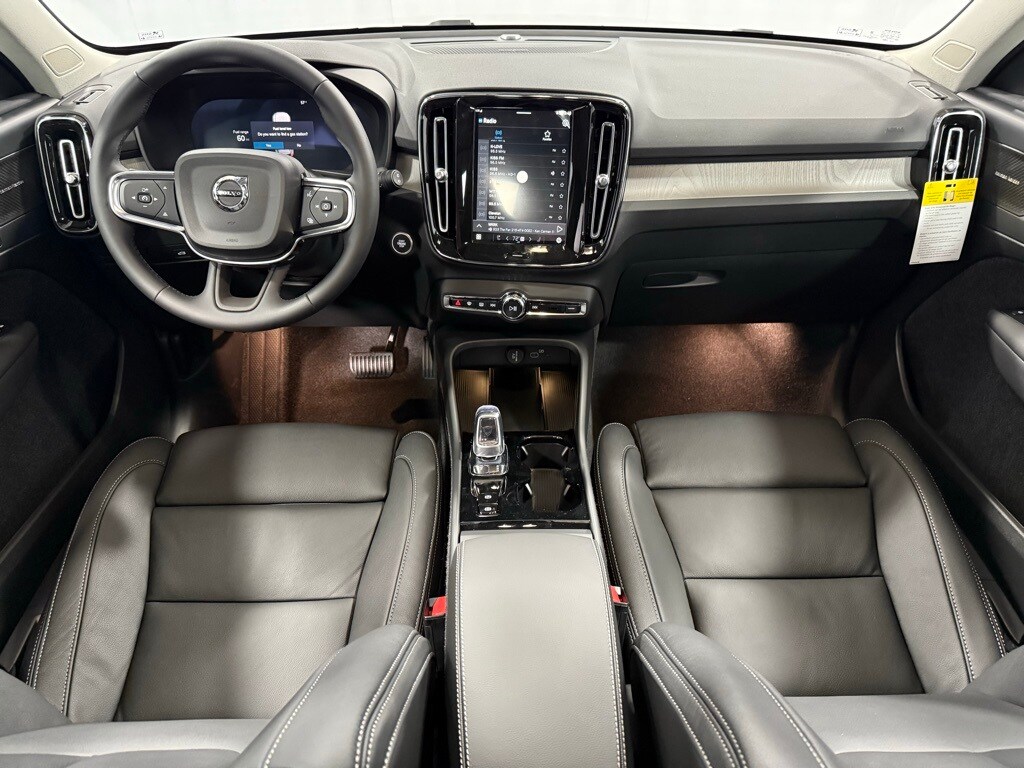 2025 Volvo XC40 photo 2