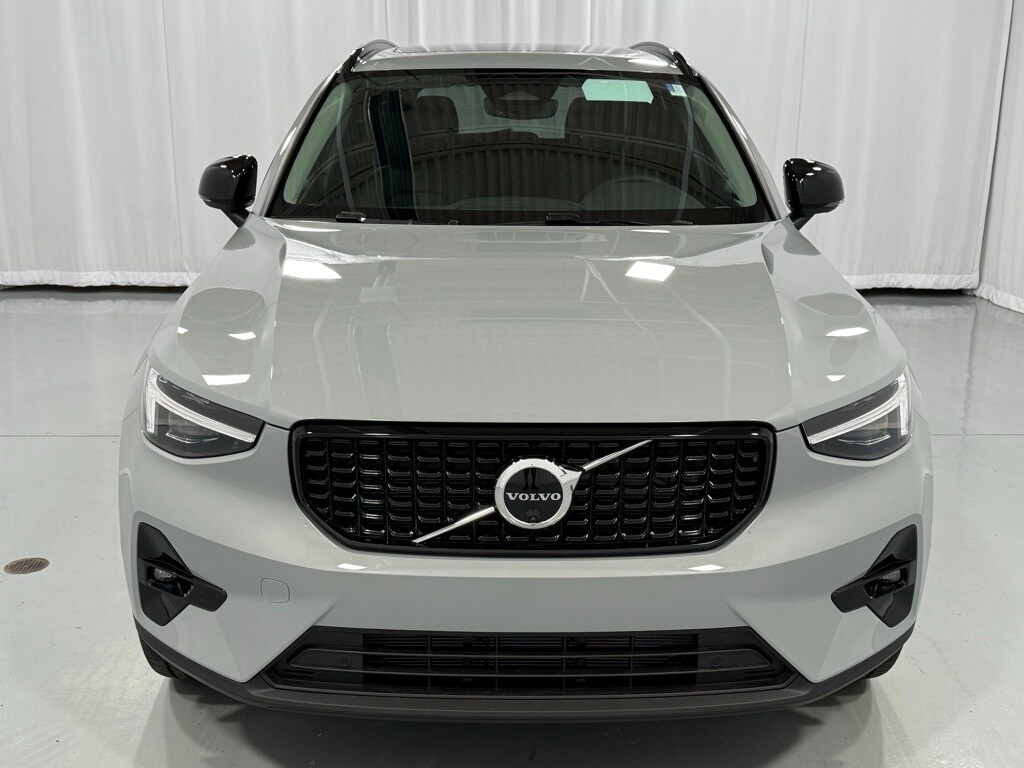 2026 Volvo XC40 Plus photo 3