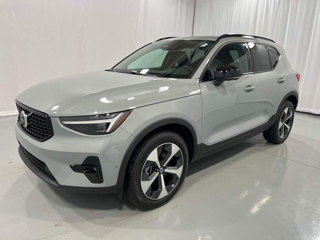 2025 Volvo XC40 B5 Plus Dark Theme