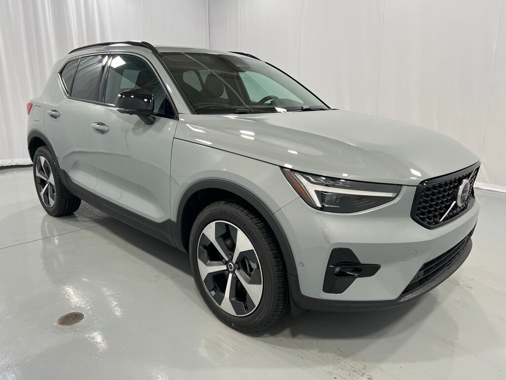 2025 Volvo XC40 Plus photo 4