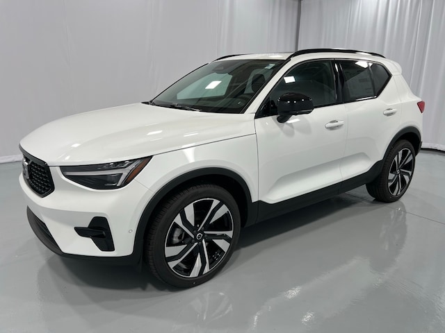 2025 Volvo XC40 B5 Plus Dark Theme AWD SUV