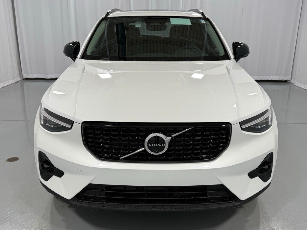 2025 Volvo XC40 Plus photo 3