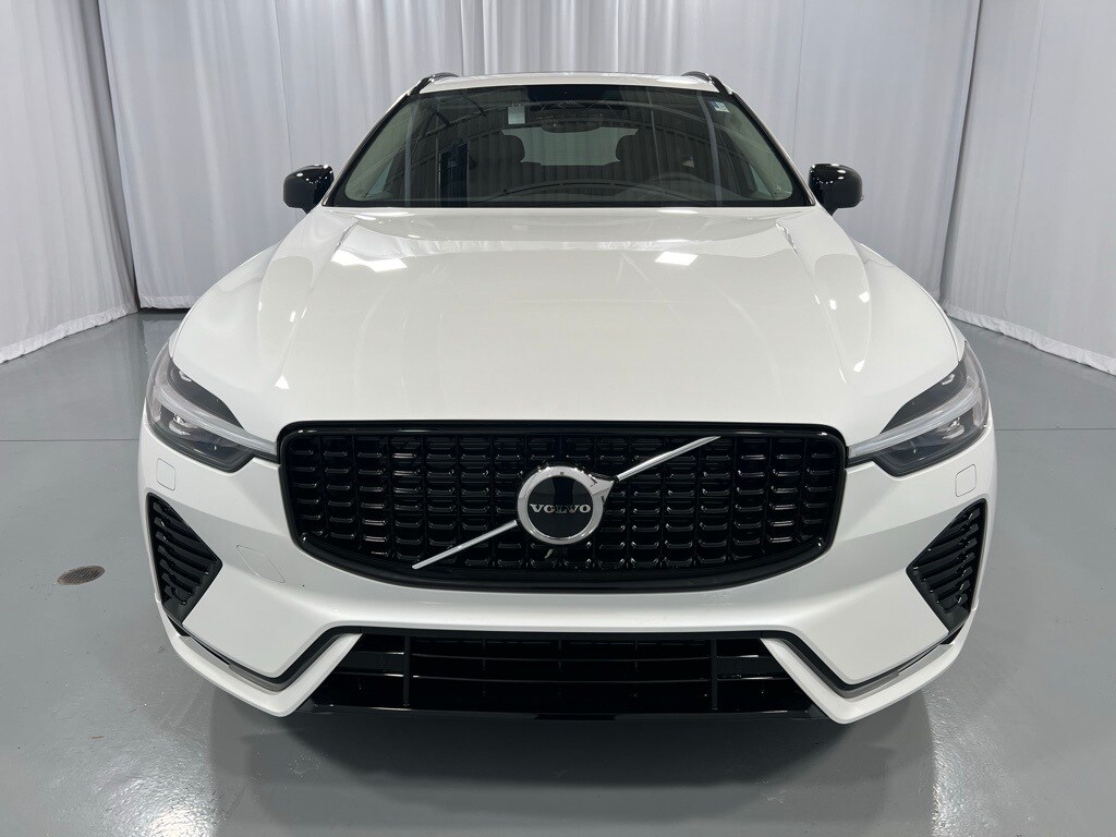 2025 Volvo XC60 B5 Core photo 3