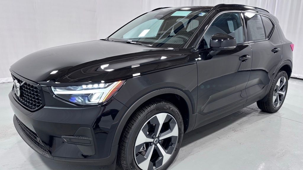 2026 Volvo XC40 Core