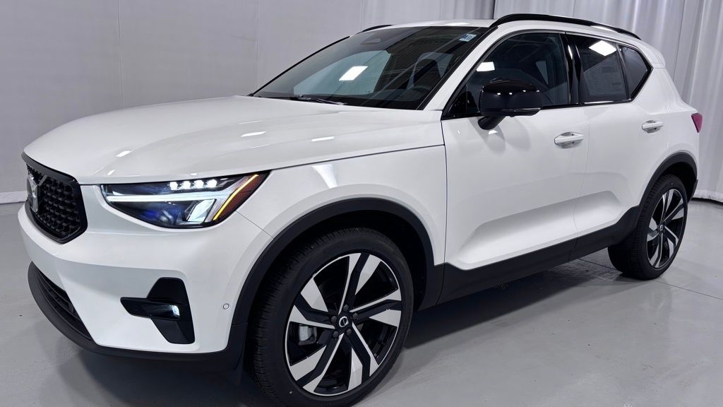 2026 Volvo XC40 B5 Plus Dark AWD's photo