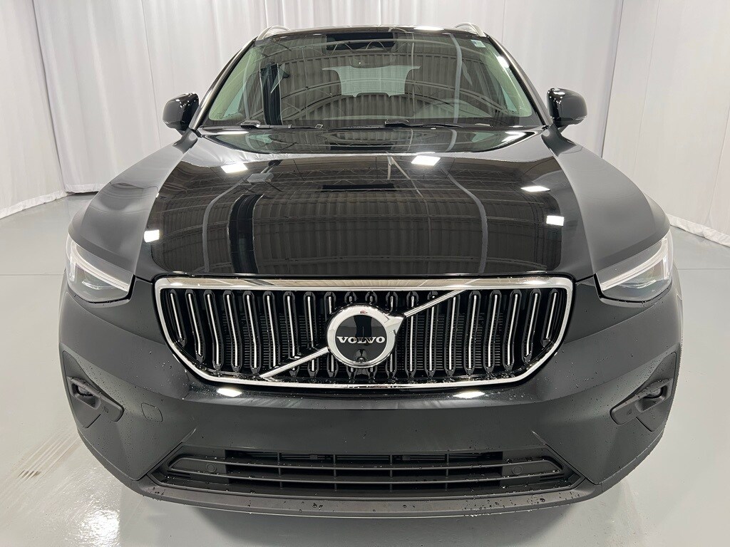 2025 Volvo XC40 photo 3