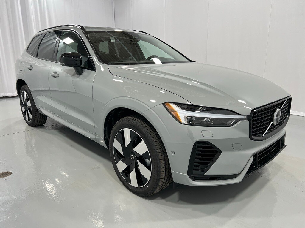 2025 Volvo XC60 T8 Plus photo 2