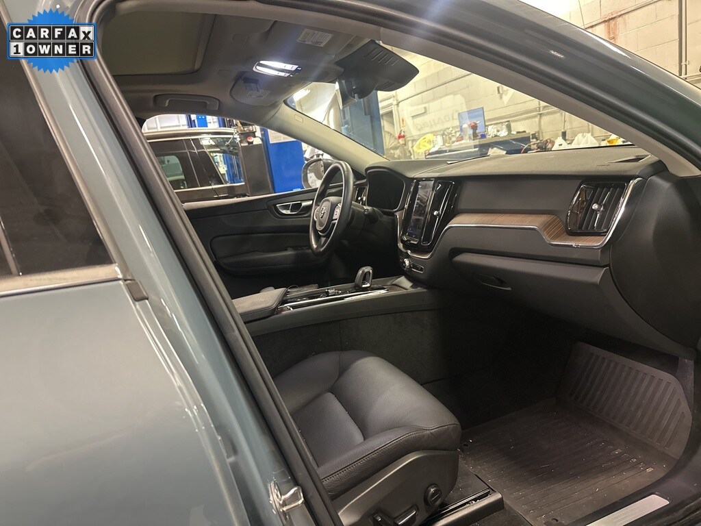 2022 Volvo XC60 B5 Momentum photo 2