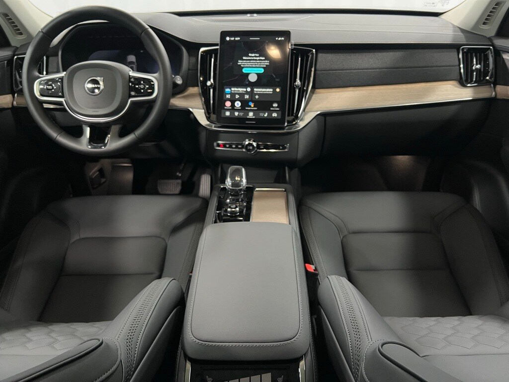 2025 Volvo XC90 B5 Plus photo 2