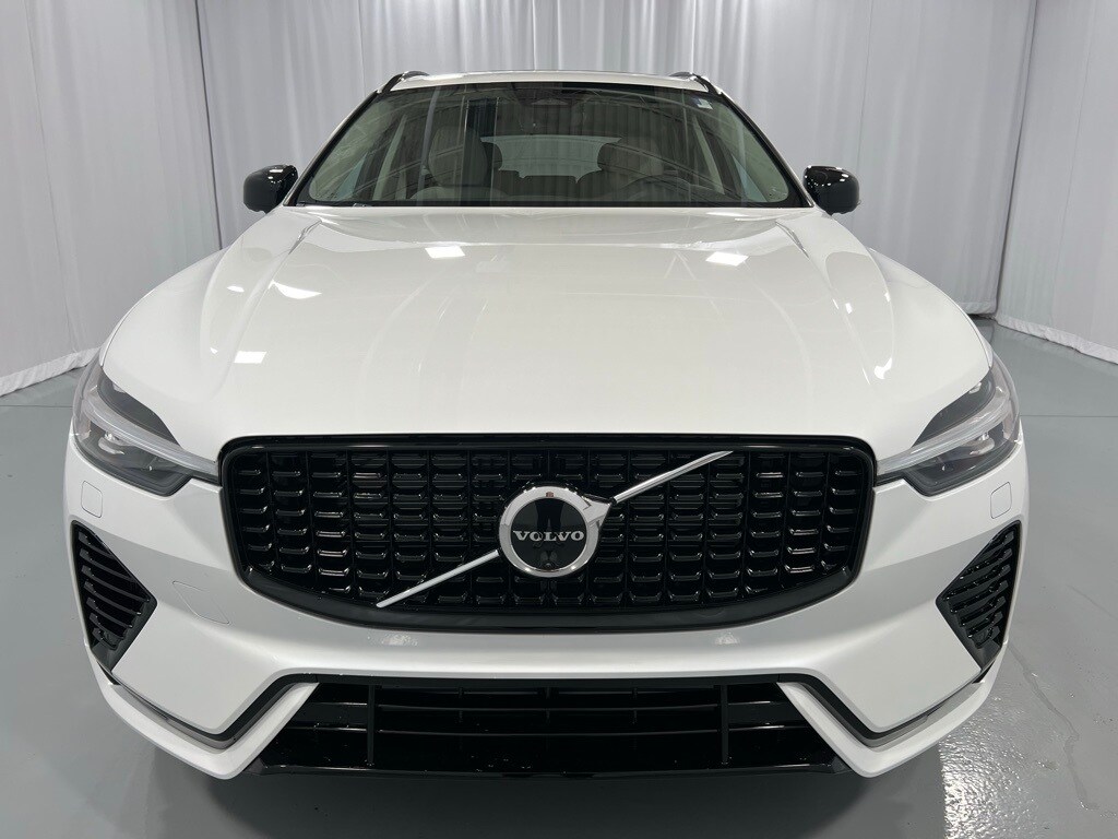 2025 Volvo XC60 T8 Plus photo 2