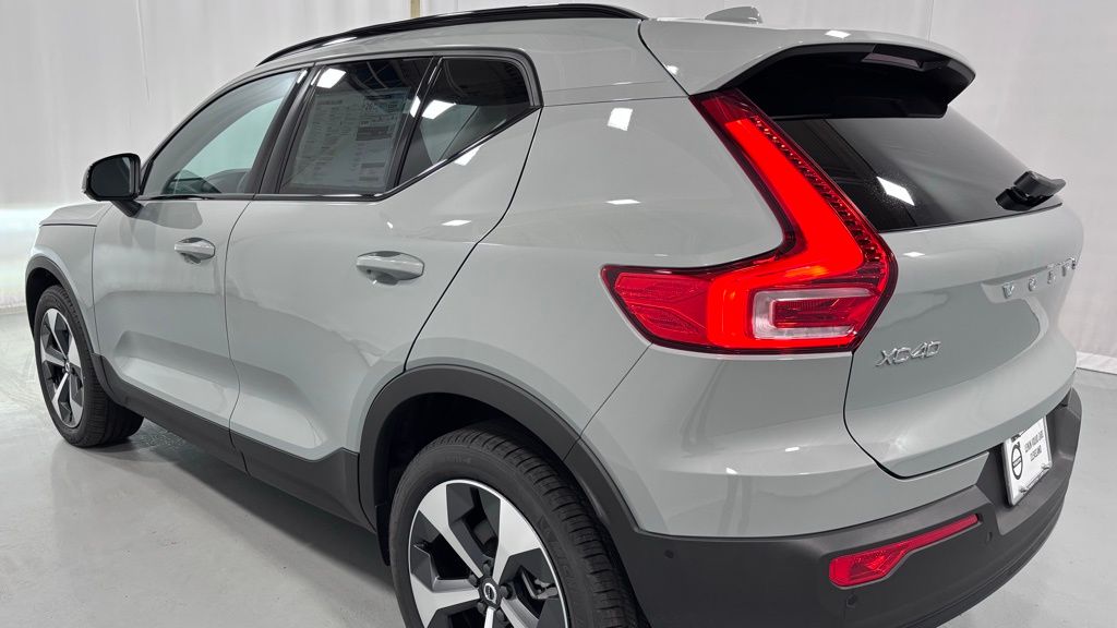 2026 Volvo XC40 Plus - Photo 8