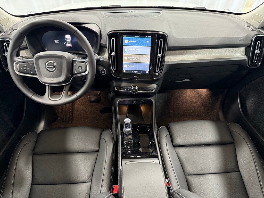 2025 Volvo XC40 photo 2