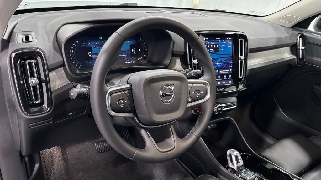 2026 Volvo XC40 Plus - Photo 10