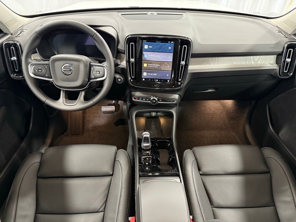 2025 Volvo XC40 Plus photo 2