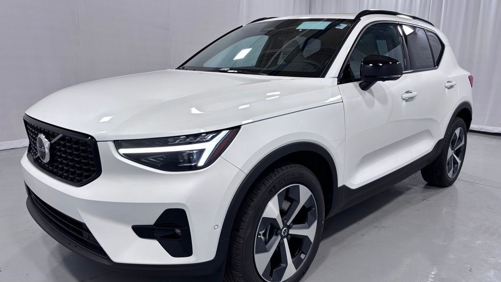 2026 Volvo XC40 B5 Plus Dark AWD's photo