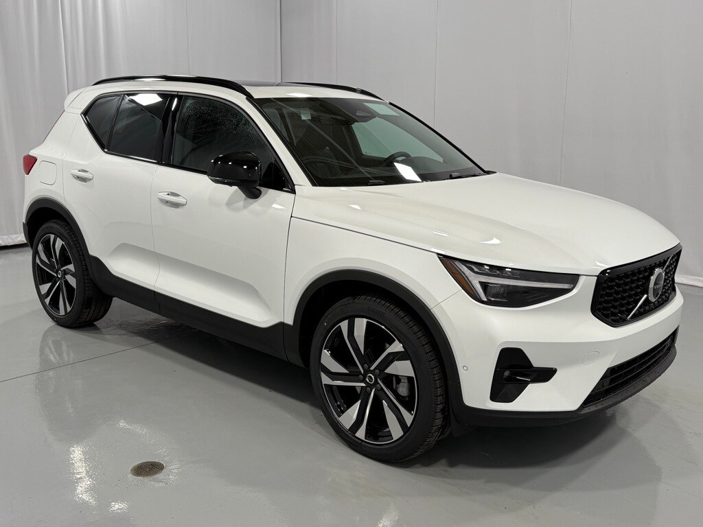 2025 Volvo XC40 Plus photo 4
