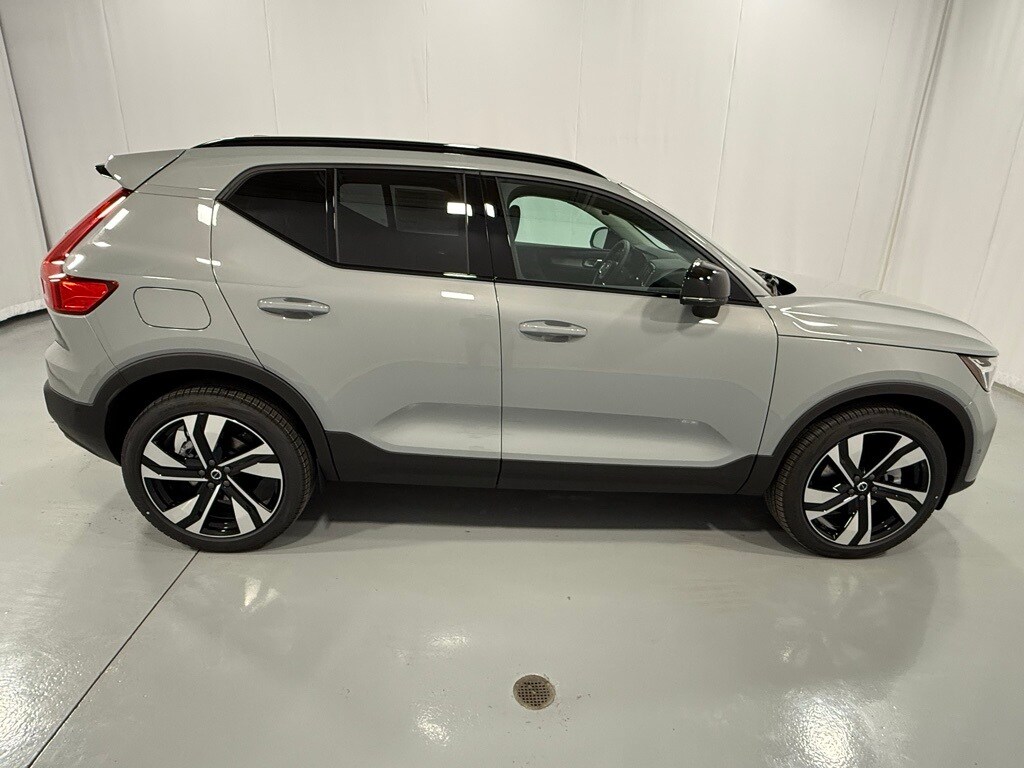 2025 Volvo XC40 photo 4