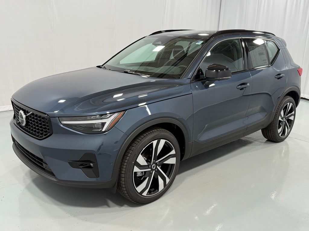 2026 Volvo XC40 B5 Ultra Dark AWD's photo