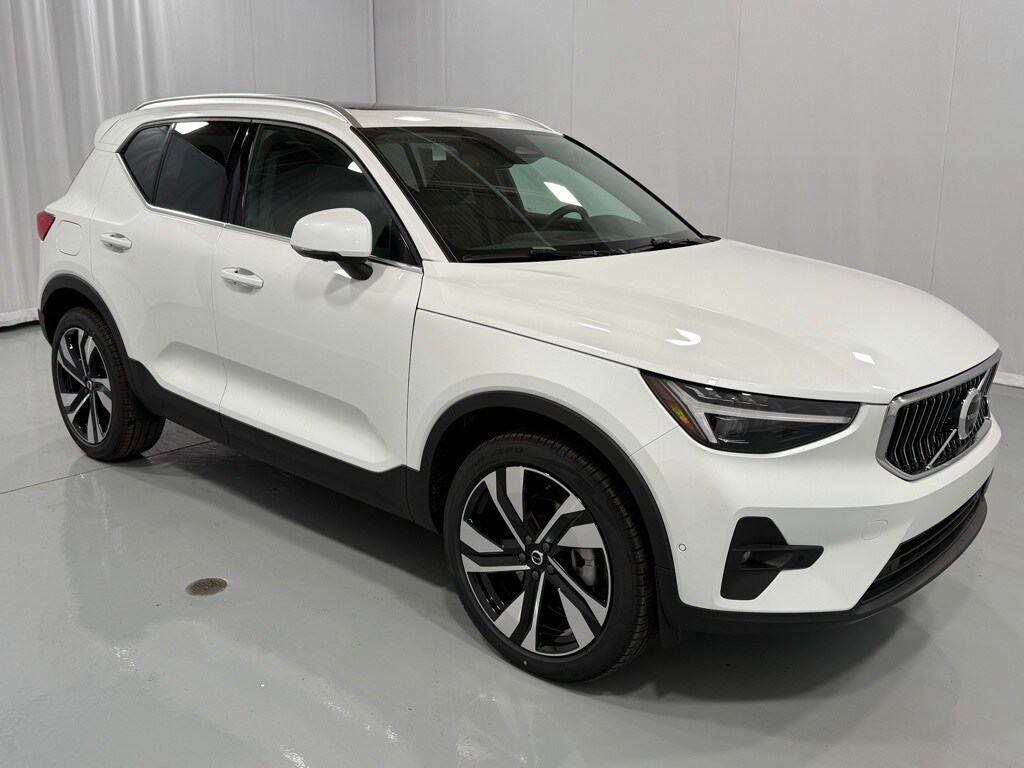 2025 Volvo XC40 photo 4