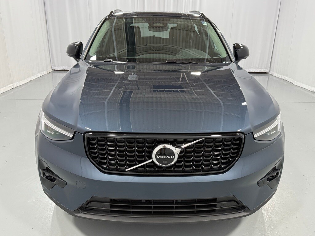 2026 Volvo XC40 photo 3
