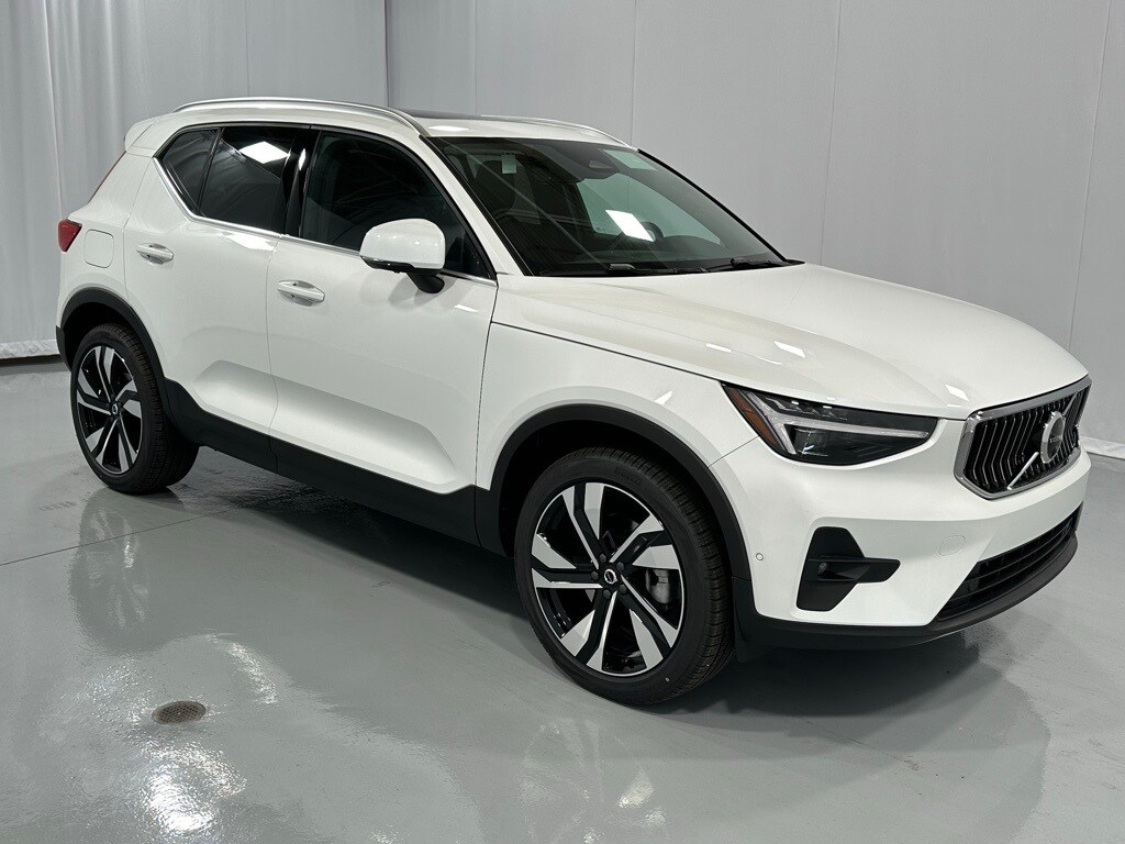 2025 Volvo XC40 photo 4