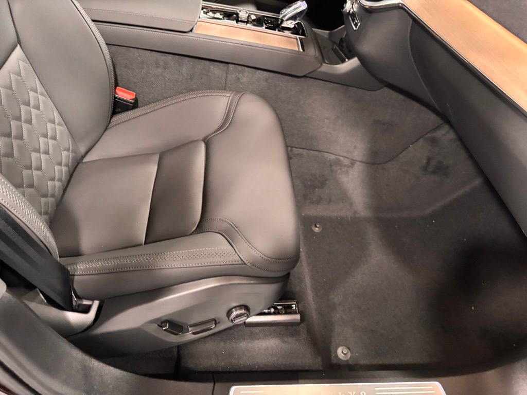 2026 Volvo XC90 Plus - Photo 16