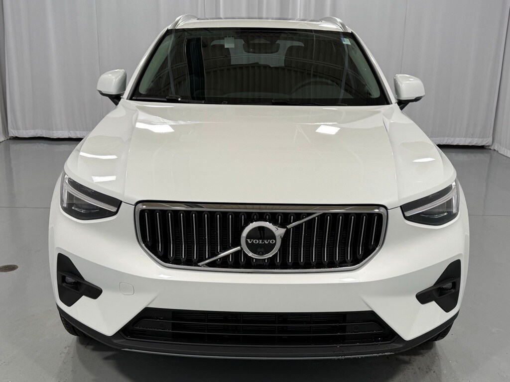 2025 Volvo XC40 photo 3