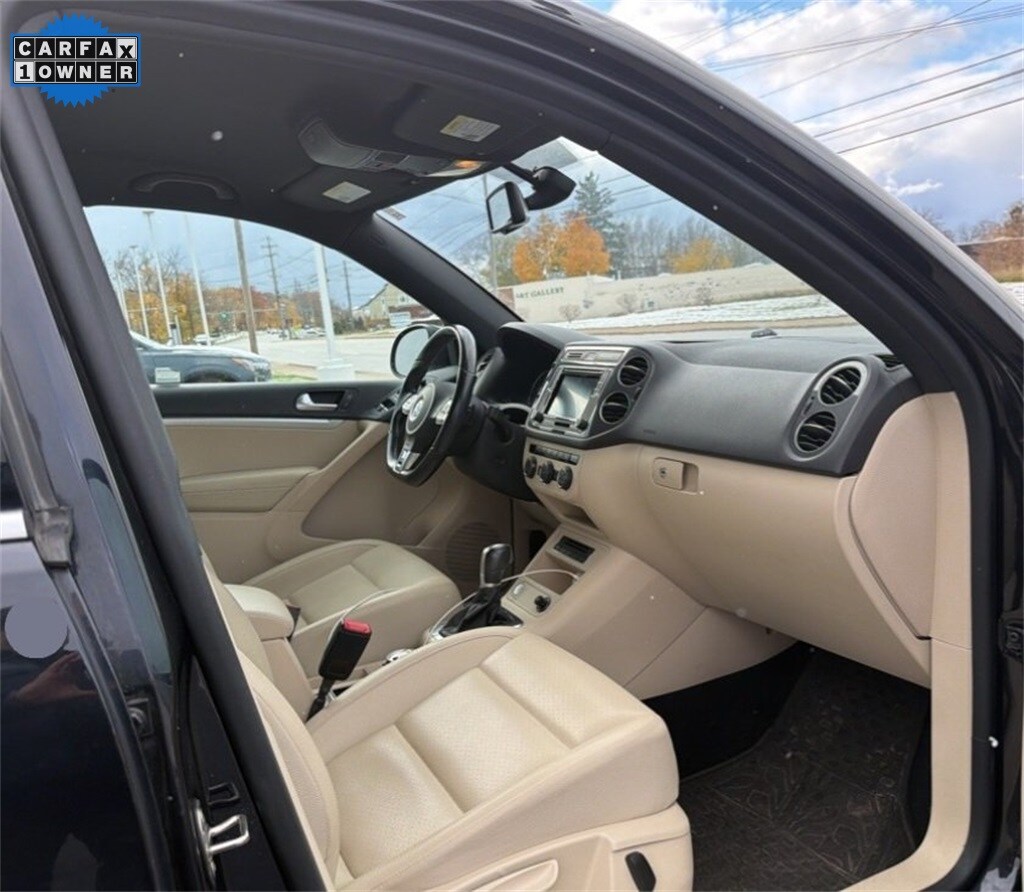 2016 Volkswagen Tiguan R-Line photo 2