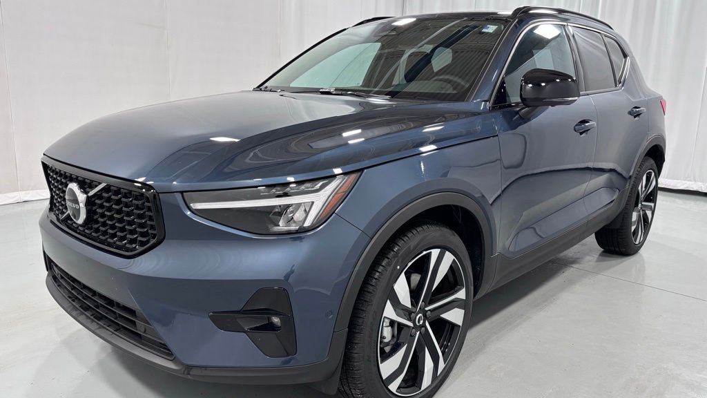 2026 Volvo XC40 B5 Plus Dark AWD's photo