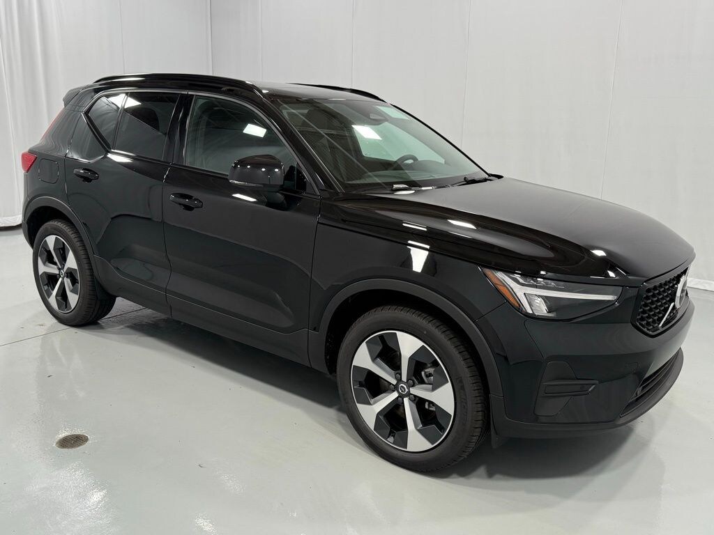 New 2026 Volvo XC40 B5 Core SUV