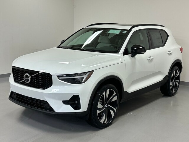 2024 Volvo XC40 B5 Ultimate Dark SUV