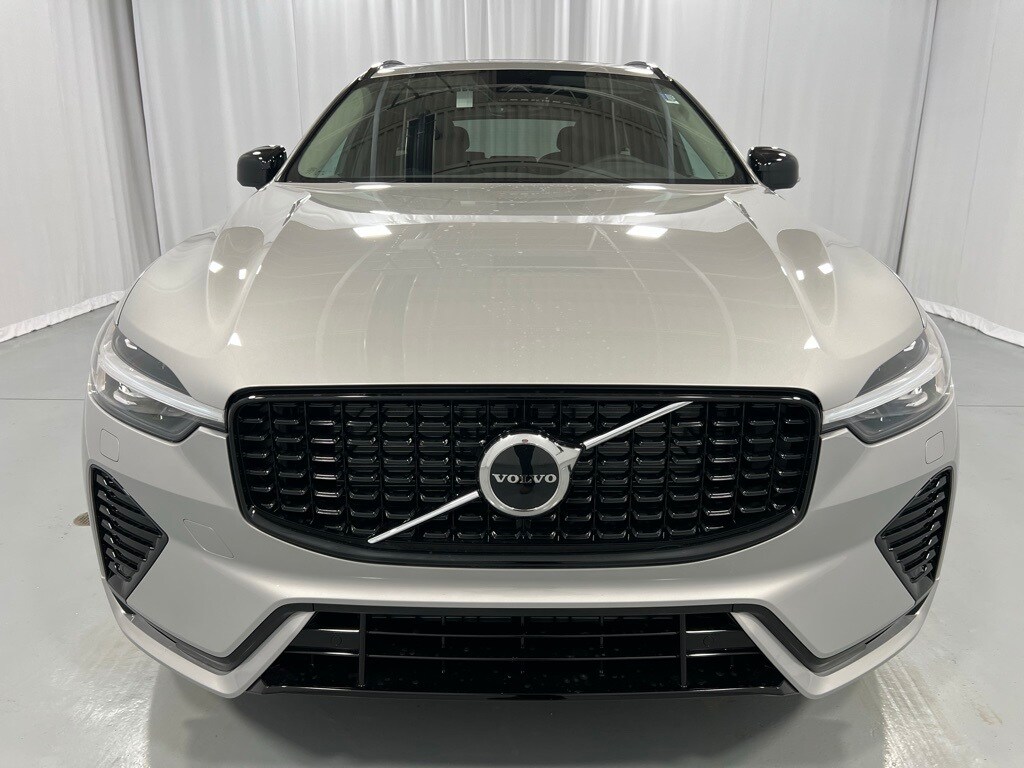 2025 Volvo XC60 B5 Core photo 3
