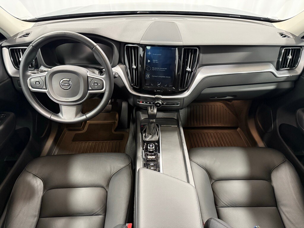 2020 Volvo XC60 T6 Momentum photo 2