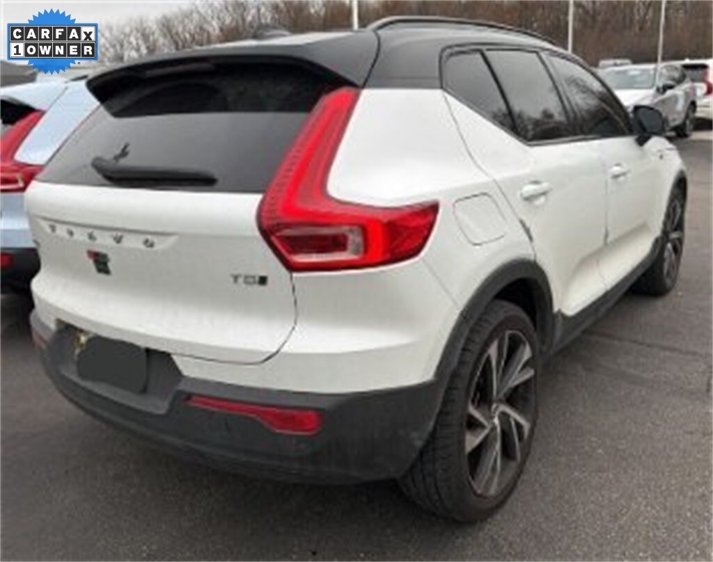 2022 Volvo XC40 T5 AWD R-Design photo 3