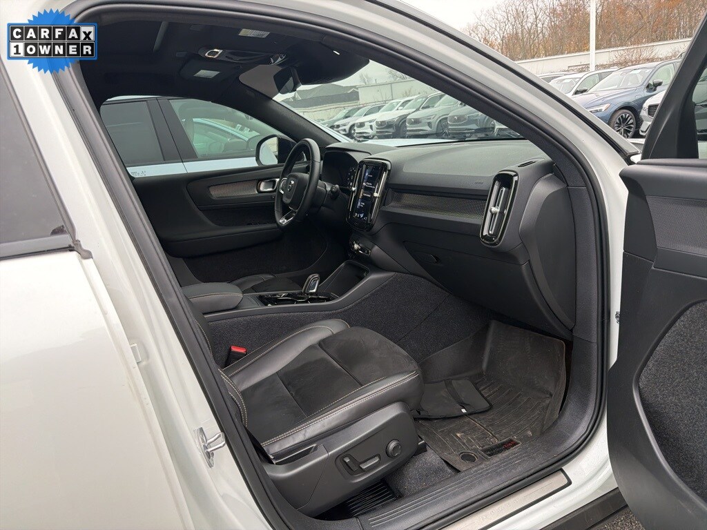 2022 Volvo XC40 T5 AWD R-Design photo 2