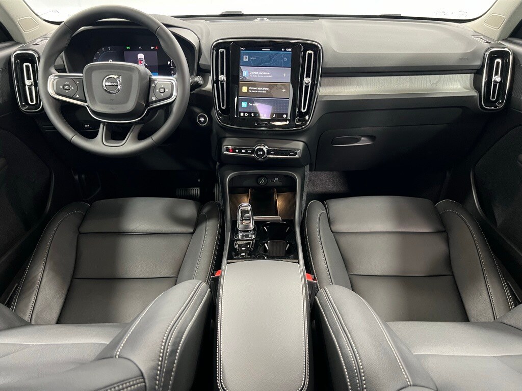2025 Volvo XC40 Plus photo 2