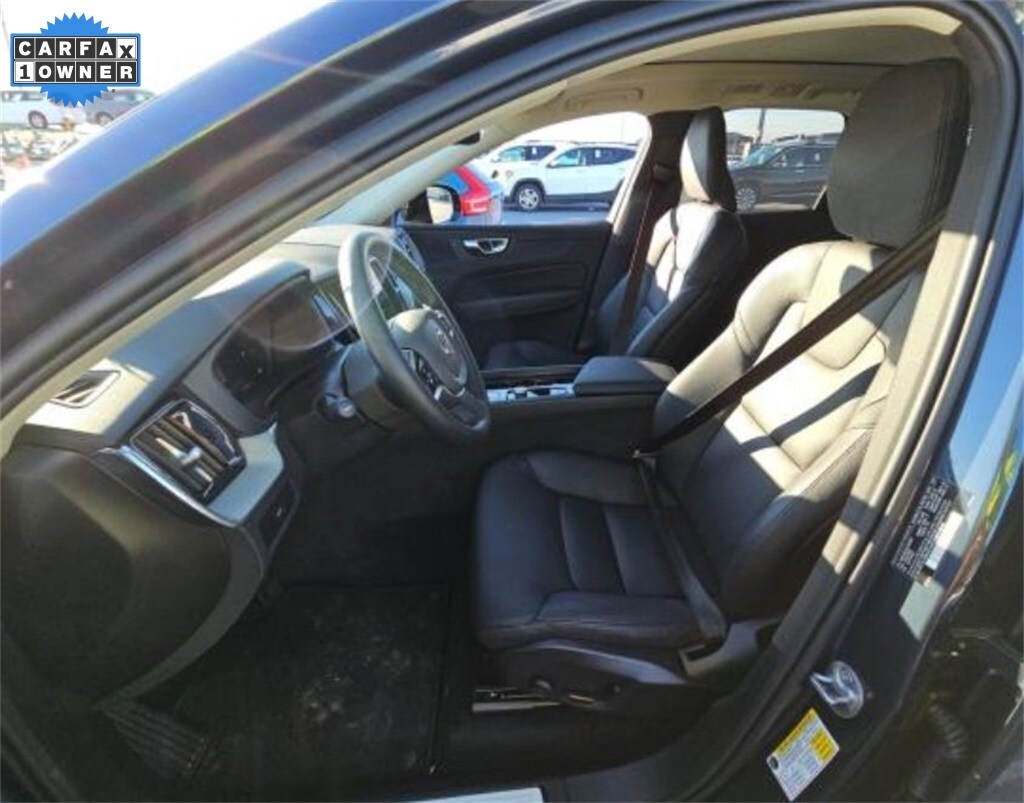 2025 Volvo XC60 B5 Plus photo 2