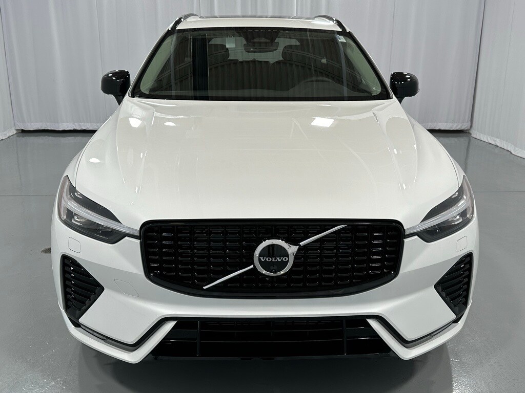 2025 Volvo XC60 B5 Plus photo 3