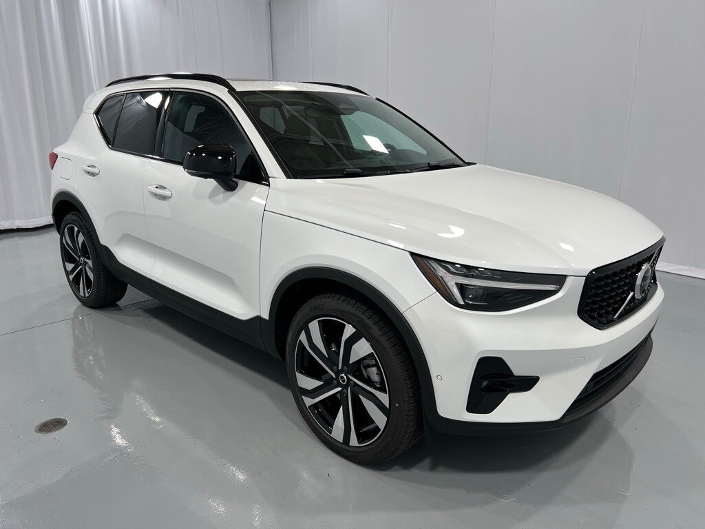 2025 Volvo XC40 Plus photo 4
