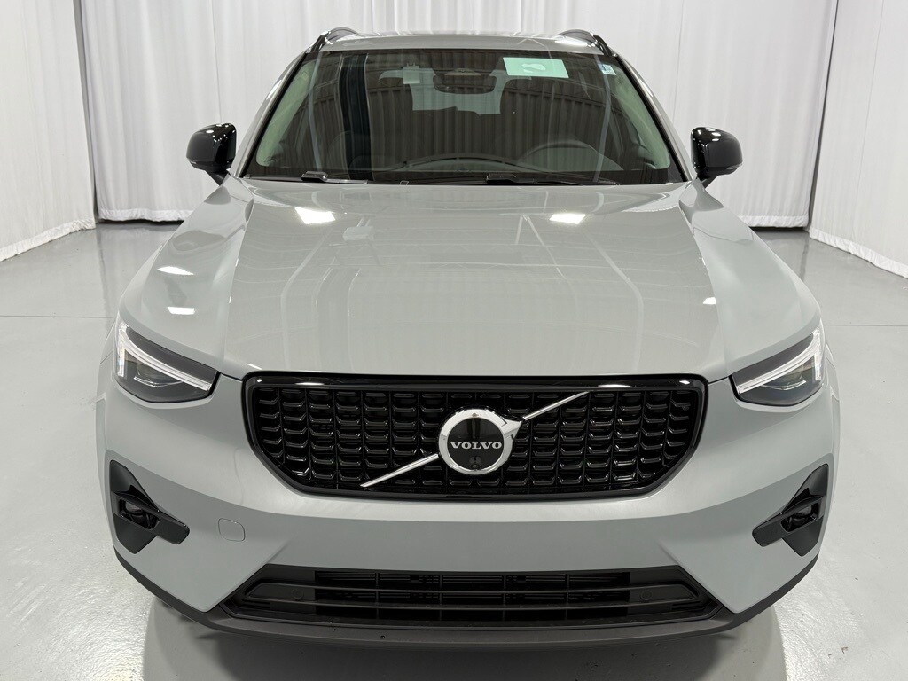 2025 Volvo XC40 photo 3