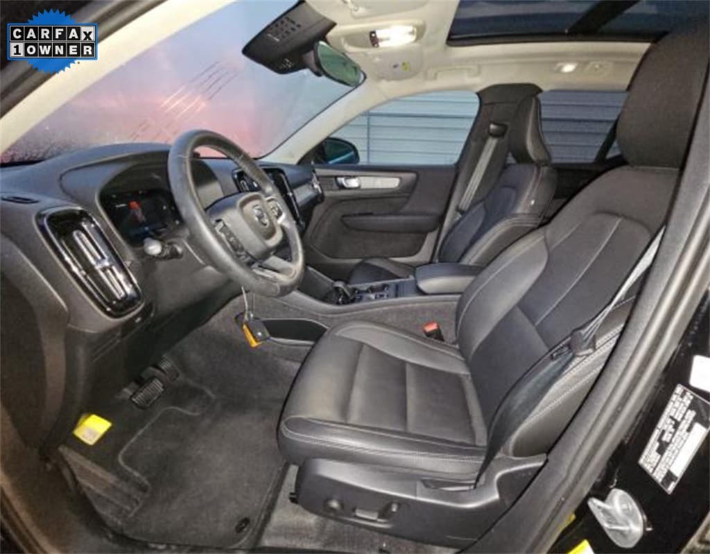 Used 2025 Volvo XC40 B5 Core SUV