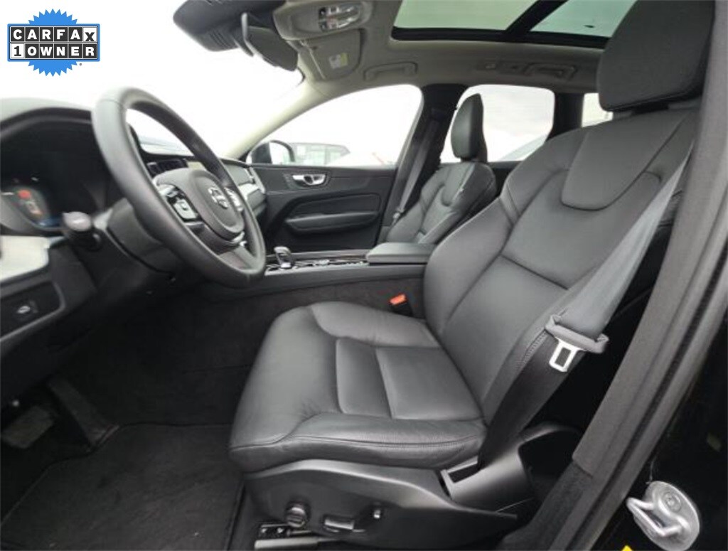 2025 Volvo XC60 B5 Plus photo 2