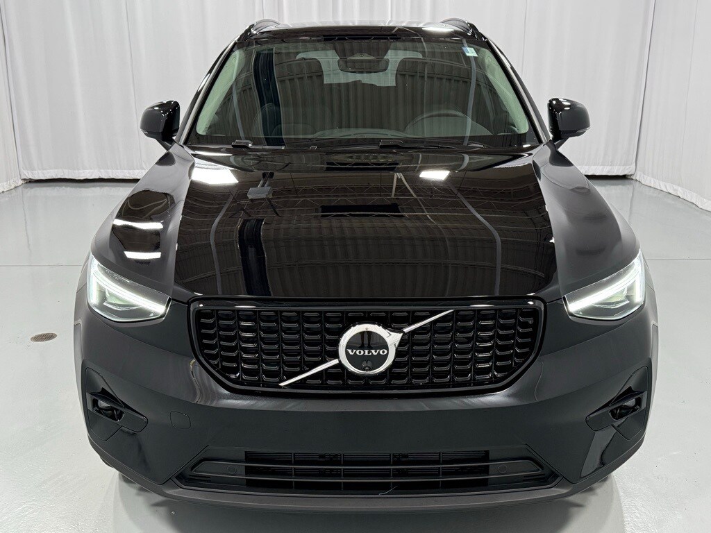 2026 Volvo XC40 Plus photo 3