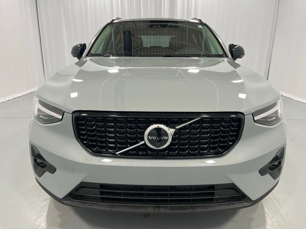 2025 Volvo XC40 Plus photo 3