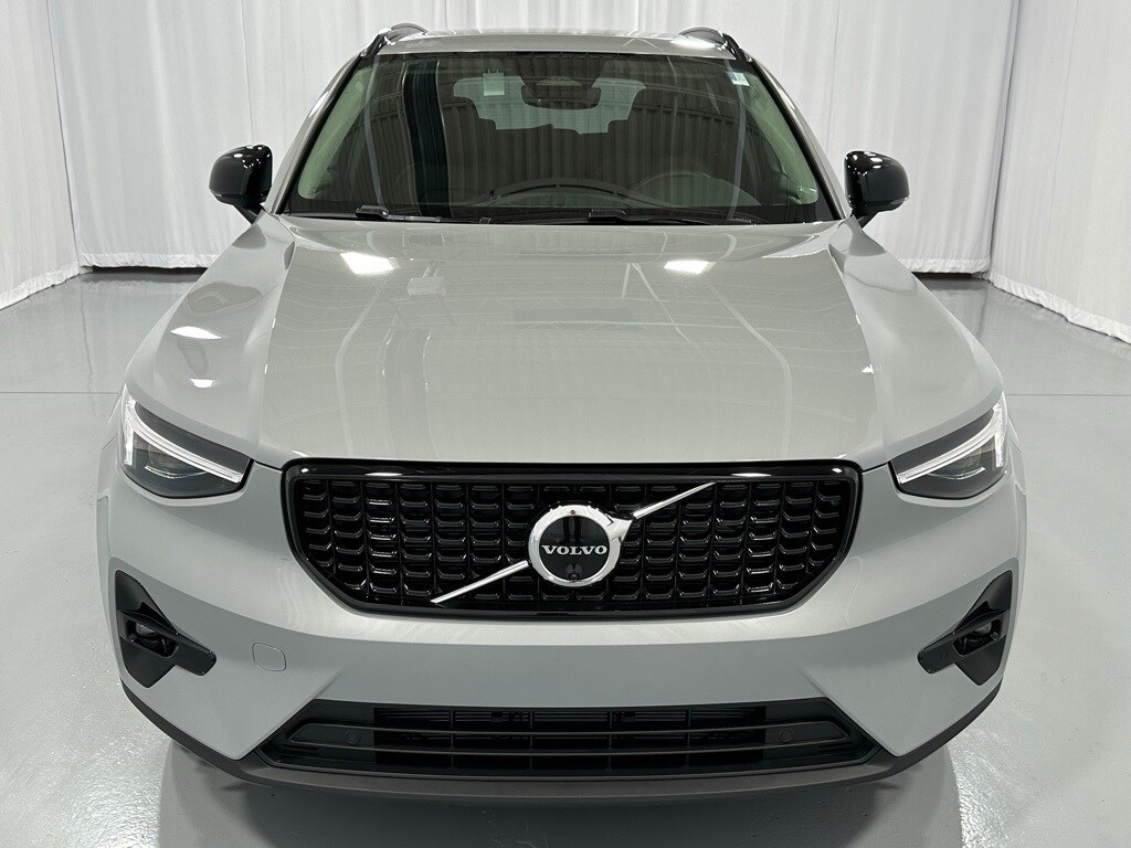 2025 Volvo XC40 Plus photo 3