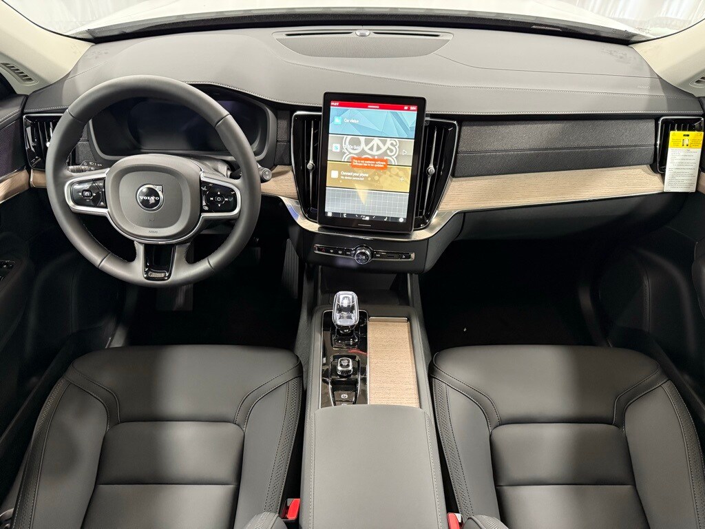 2025 Volvo XC90 Core photo 2