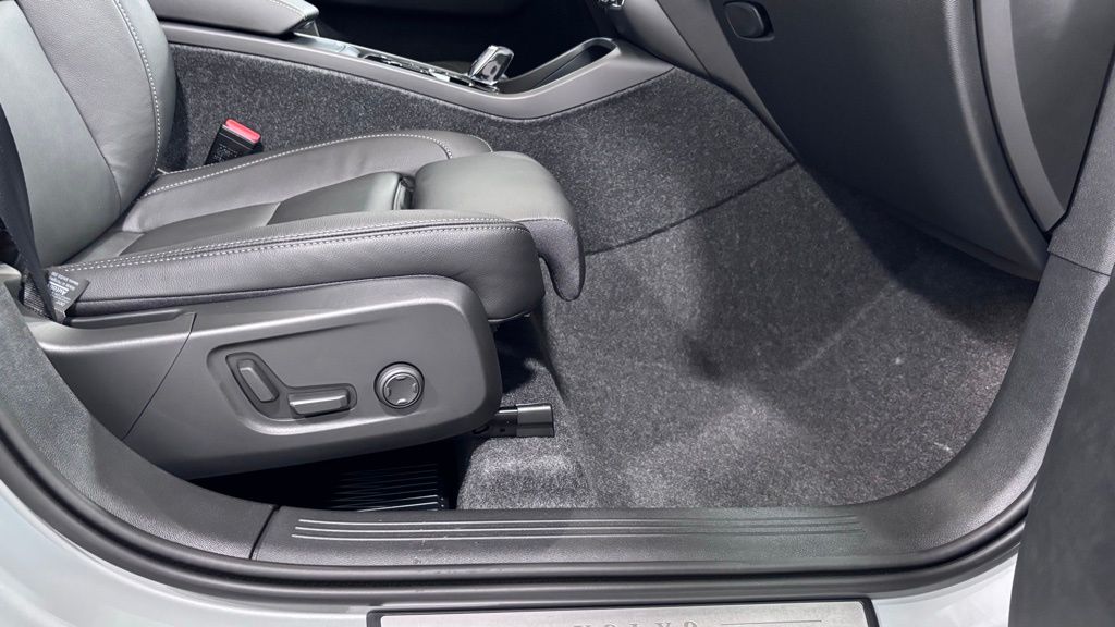 2026 Volvo XC40 Plus - Photo 17